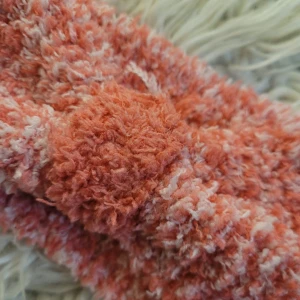 Rosa fluffig pannband  - Supermysig och fluffig pannband i en härlig mix av rosa och vit. Perfekta för att hålla fötterna varma under kalla vinterdagar. De är stickade och har en mjuk och gosig känsla. Perfekta för att mysa runt hemma eller som en söt present till någon du tycker om. 🧦💕