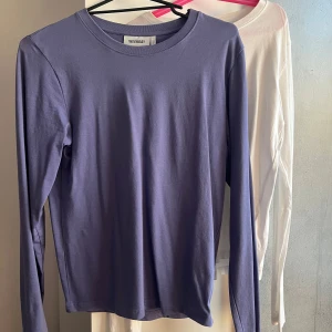 Weekday tshirts  - Två långärmade t-shirtar från Weekday. Köp en för 75kr eller båda för 120kr 💜🤍