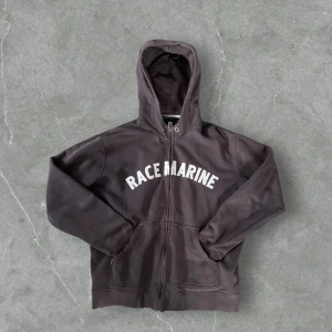 Race marine hoodie - Säljer denna riktigt snygga hoodie då den inte passar mig, Den har ett skönt broderi och en helt fungerande dragkedja. 