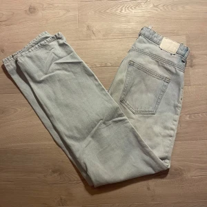 Ljusblå jeans från Weekday - Säljer ett par raka ljusblå jeans från Weekday i storlek W28 L32. 