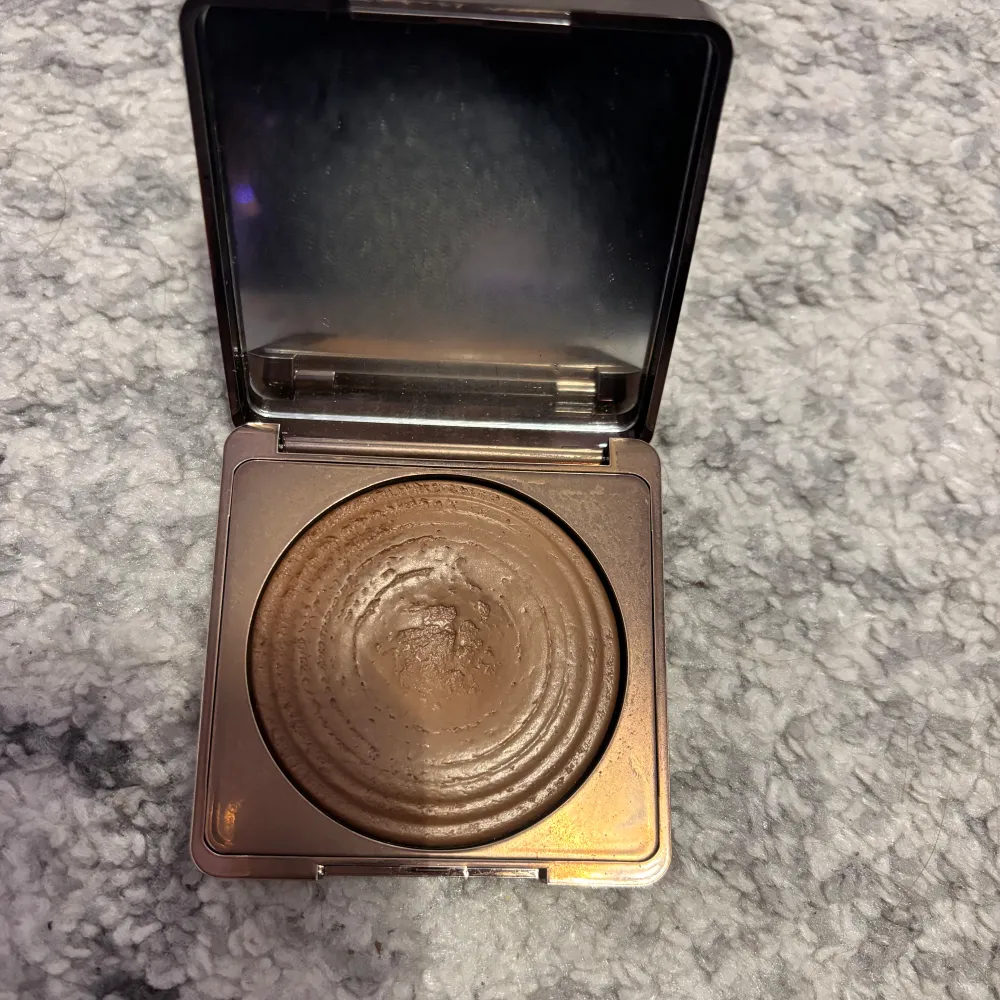 Caia glow bronzer i färgen monnaco. Övrigt.