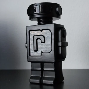 Paco Rabanne Phantom Parfum 100ml - Paco Rabanne Phantom. Parfum. 100ML. Completely new without box. OBS I have accidentally damaged the bottle while cleaning the other day... Doesn't interfere with the function. See the last picture!