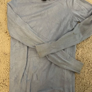 Ljusblå stickad tröja från new yorker  - Säljer en ljusblå stickad tröja från new yorker. Den är supermjuk och perfekt för kyliga dagar. Perfekt för både vardag och mysiga hemmakvällar. 🩵