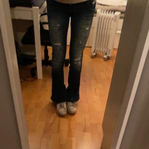 Säljer ett par snygga blå jeans med coola slitningar från diesel. Bootcut och lowaist i storlek 27/32. Dom är i väldigt fint skick och bara använt ett fåtal gånger. Skriv för fler bilder💞