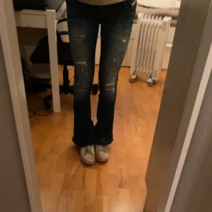 Blå diesel jeans med slitningar - Säljer ett par snygga blå jeans med coola slitningar från diesel. Bootcut och lowaist i storlek 27/32. Dom är i väldigt fint skick och bara använt ett fåtal gånger. Skriv för fler bilder💞