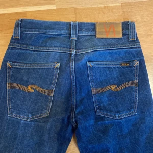 Blå jeans från Nudie - Säljer ett par snygga blå jeans från Nudie i bra skick. Passform slim fit. Priset är diskuterbart 