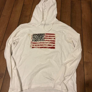 Polo Ralph Lauren Hoodie  - Säljer en fräsch Ralph Lauren Hoodie! | Skick 9/10 | Storlek M men sitter som S | Pris 549kr | Hör av dig vid minsta fundering! 🙌