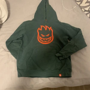 Grön spitfire hoodie - Säljer en grön hoodie från spitfire. Är storlek L men sitter mindre.