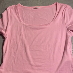 Rosa kortärmad topp från Shein - Säljer en söt rosa topp från Shein i storlek 10Y, bara testad så helt ny!💕