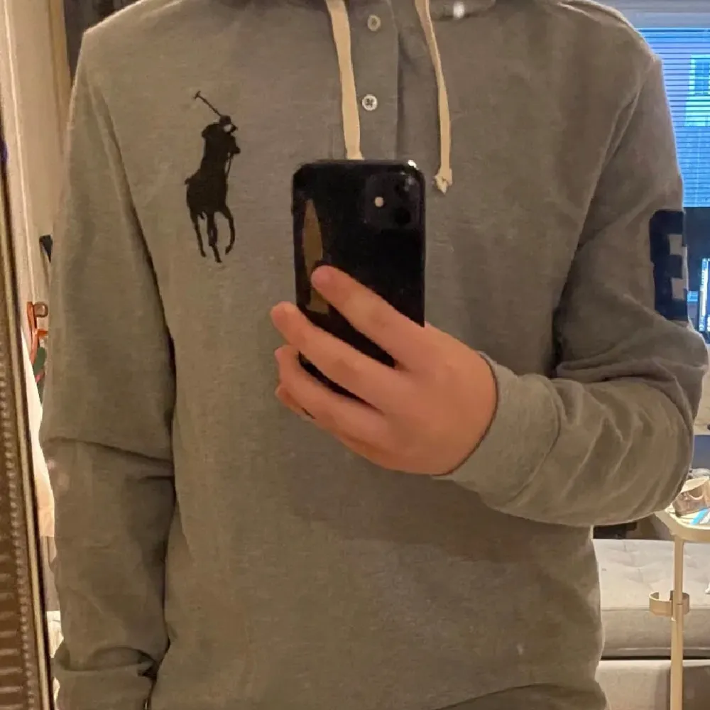 Säljer nu denna fata Ralph lauren hoodie. Den är väldigt ovanlig och säljs inte längre. Nyskick och lappar fås med.. Tröjor & Koftor.