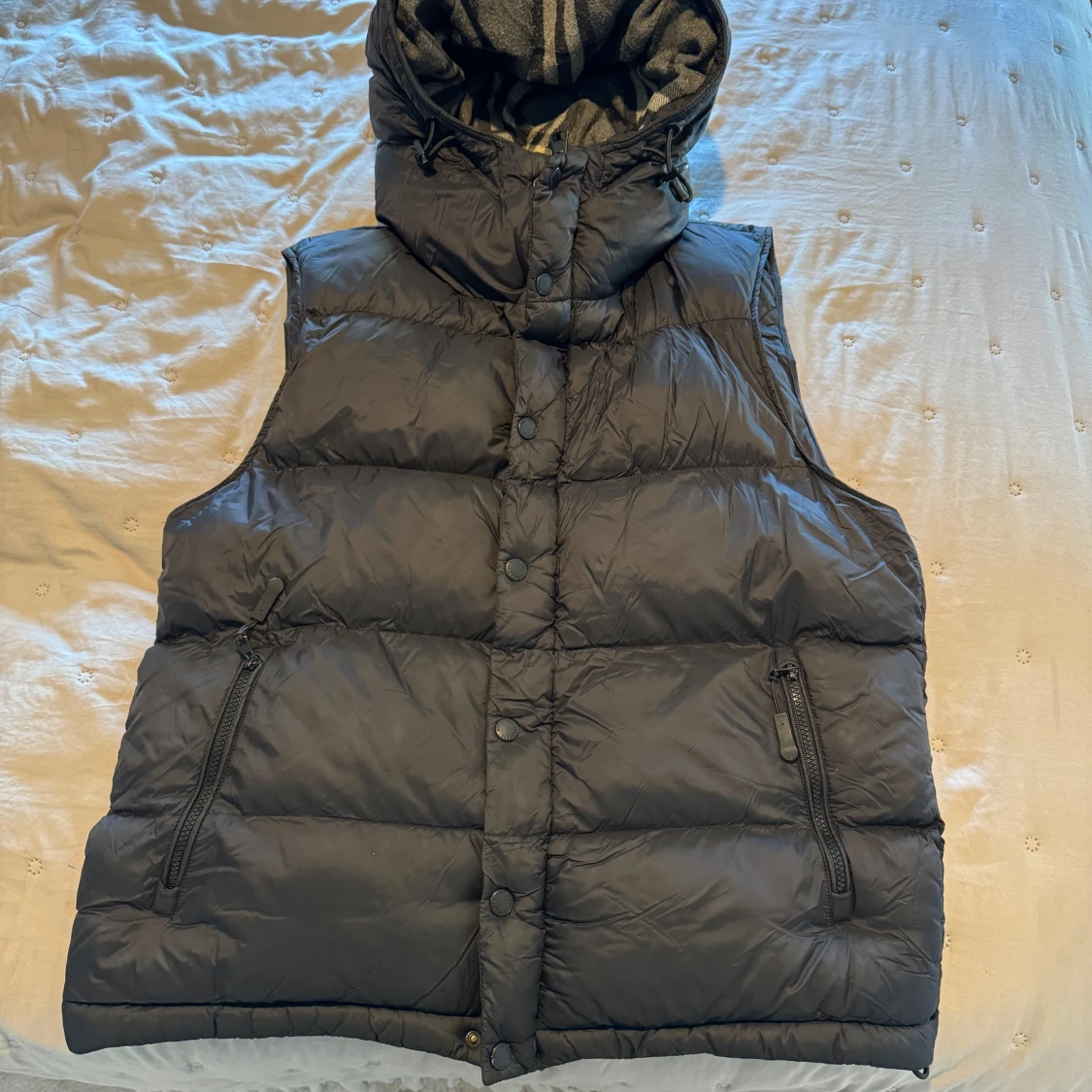 Svart dunväst med huva - 90