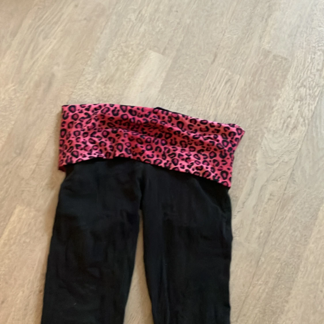 Svarta yoga byxor med leopardmönstrad midja - 90