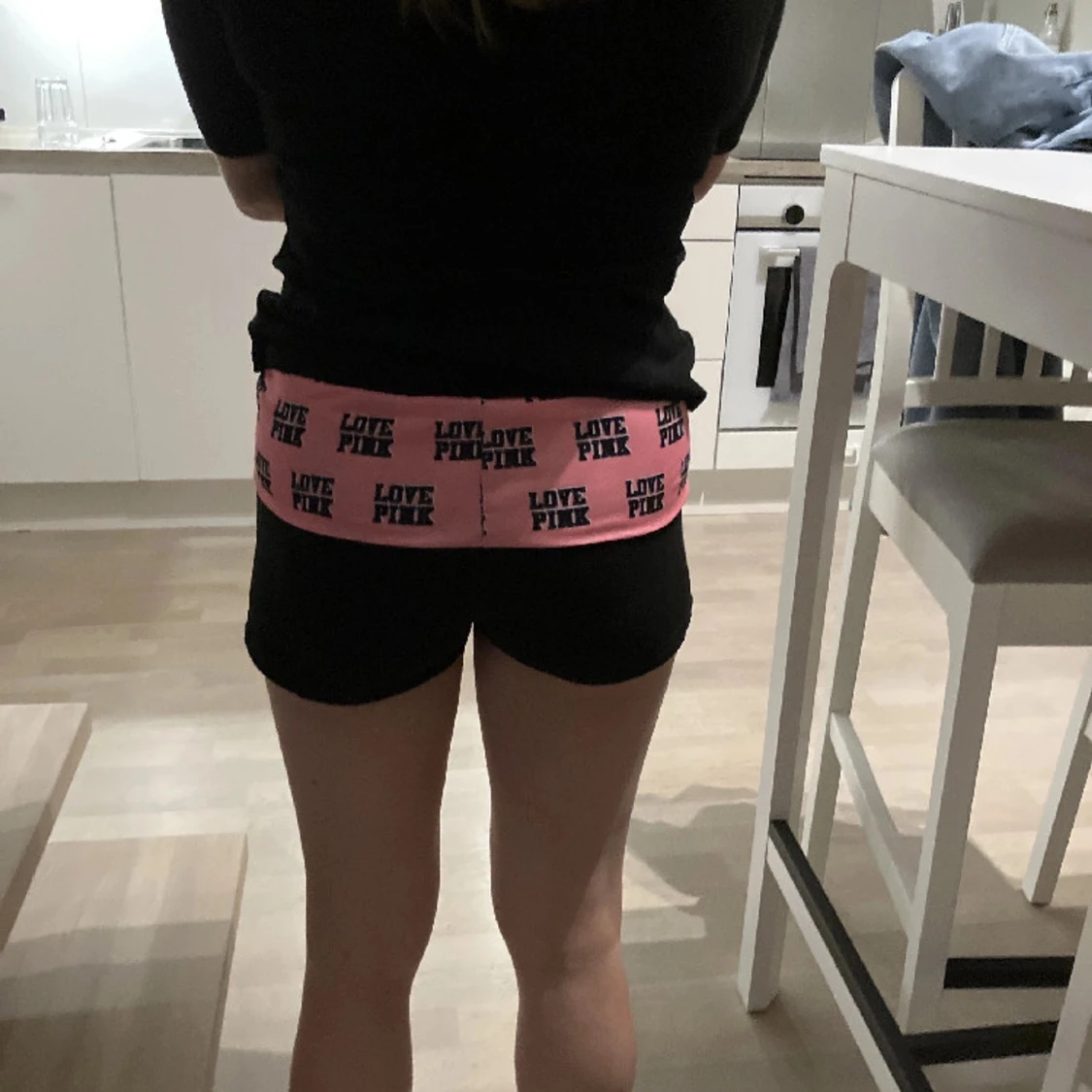 Svarta shorts med rosa resår  - 92