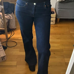 Mörkblå jeans med bootcut - Från lager 157, storlek M full length (jag är 170) Nypris 400kr