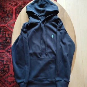 Polo Ralph Lauren Hoodie - Ralph Lauren Hoodie, storlek M men passar som S. Nästan nyskick, inga märkbara fel. Färg marinblå, ljusblå logga. Pris kan diskuteras!