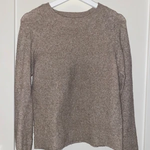 Beige stickad tröja från Vero Moda - Säljer en superfin beige stickad tröja från Vero Moda i storlek XS. Perfekt för höst och vinter med sin mysiga och varma känsla. Tröjan har långa ärmar och en klassisk rund halsringning. Passar både till vardags och lite finare tillfällen. Pris kan diskuteras.