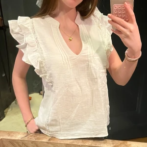 Vit blus  - Säljer denna somriga blus från vila