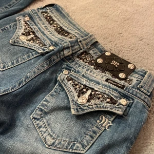 Miss me jeans - Sälja mina miss me jeans i bootcut modell💕 Superfint skick, en knapp är ej orginal men inget man tänker på. Storlek 26, passar folk runt 160-165☺️