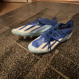 fotbollsskor adidas Crazyfast - Säljer ett par snygga blå fotbollsskor av modellen Crazyfast. Skorna är knappast använda och har bara legat utan användning. För fler bilder med mera är det bara att skriva!