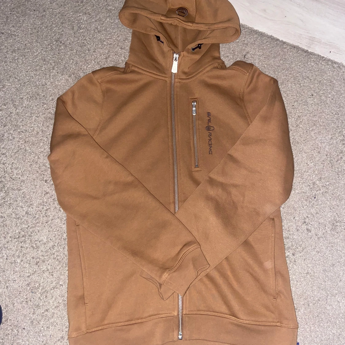 Brun hoodie från Sail Racing