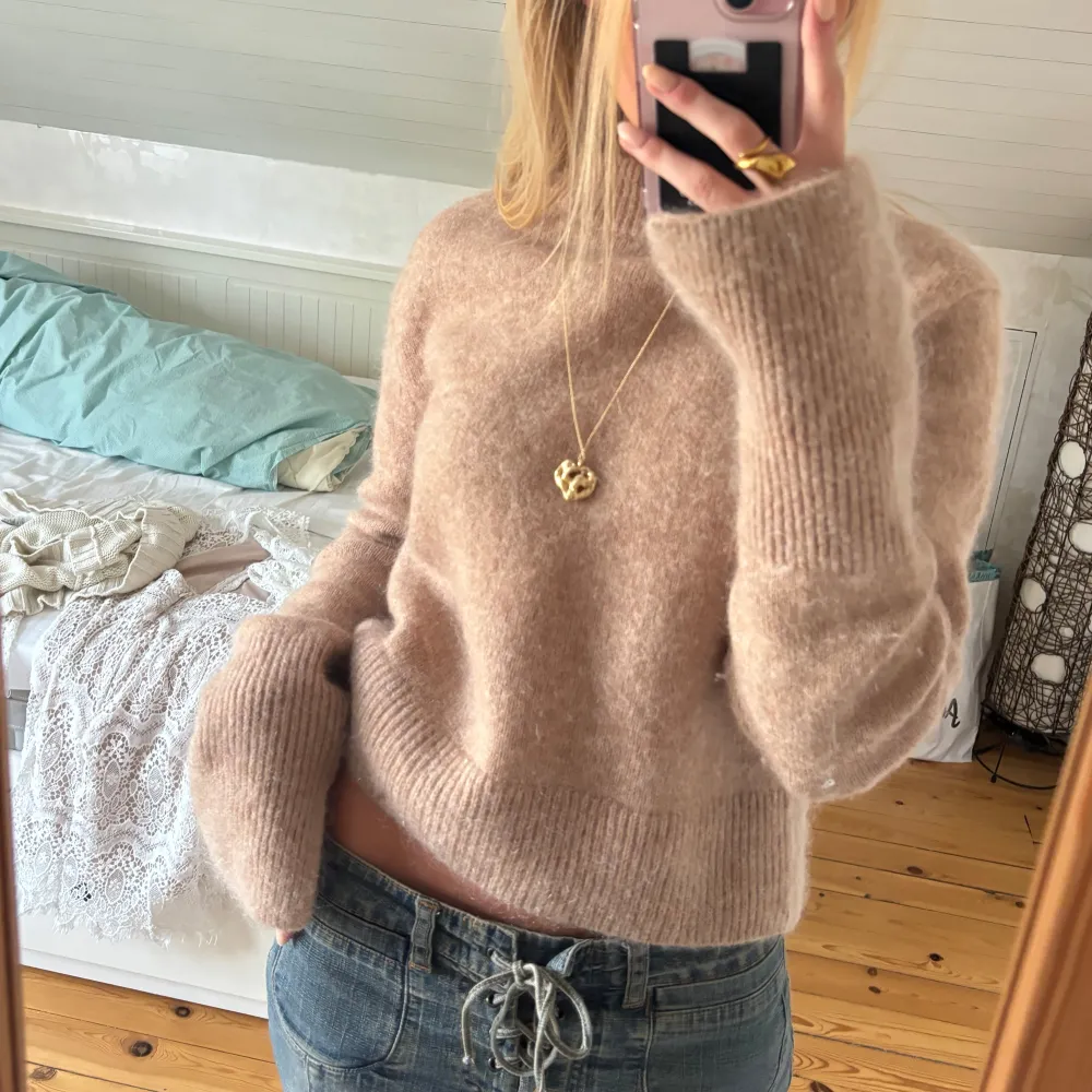 Beige stickad tröja från hm, mohair blend. Långa ärmar med slits, lite stickig så inte så bra om man är känslig mot sånt. Väldigt varm och skön annars. Knappt använd så superbra skick. . Tröjor & Koftor.