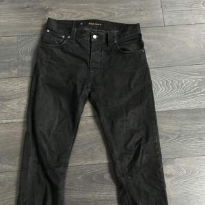 säljer nu mina svarta jeans från nudie eftersom de är lite för långa för mig. de är i jättebra skick utan några hål bara lite tecken på användning som inte syns när man använder dom. har du någon fundering så är de bara att fråga på! INGET FAST PRIS!