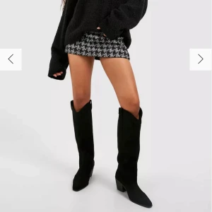 Svarta mocka cowboy boots - Snygga svarta cowboy boots i mocka med en stilren design. De har en spetsig tå och en stabil klack som ger en cool look. Perfekta för höst och vinter, och funkar lika bra till vardags som till fest. Ett måste för garderoben! Helt oanvända har inte äns testat dom, men det har gått för långt tid så kan inte skicka tillbaka 