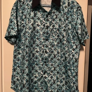Mönstrad kortärmad skjorta - Säljer min skjorta då den inte används längre.