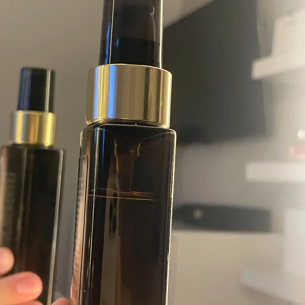 Säljer en flaska Sebastian Dark Oil, 95 ml. Perfekt för att ge håret en silkeslen känsla och glans utan att tynga ner det. Passar alla hårtyper och är lätt att applicera. Perfekt för dig som vill ha ett lyxigt hårvårdsprodukt i badrumshyllan. Bara använt lite. Original pris: cirka 475 kr.. Parfym.