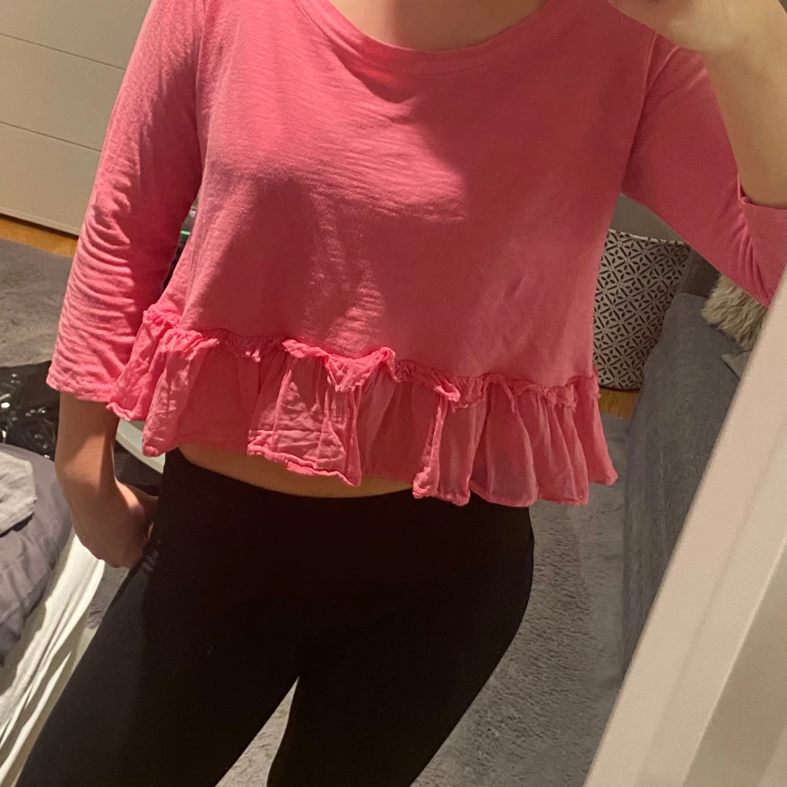 Rosa blus med volangdetaljer