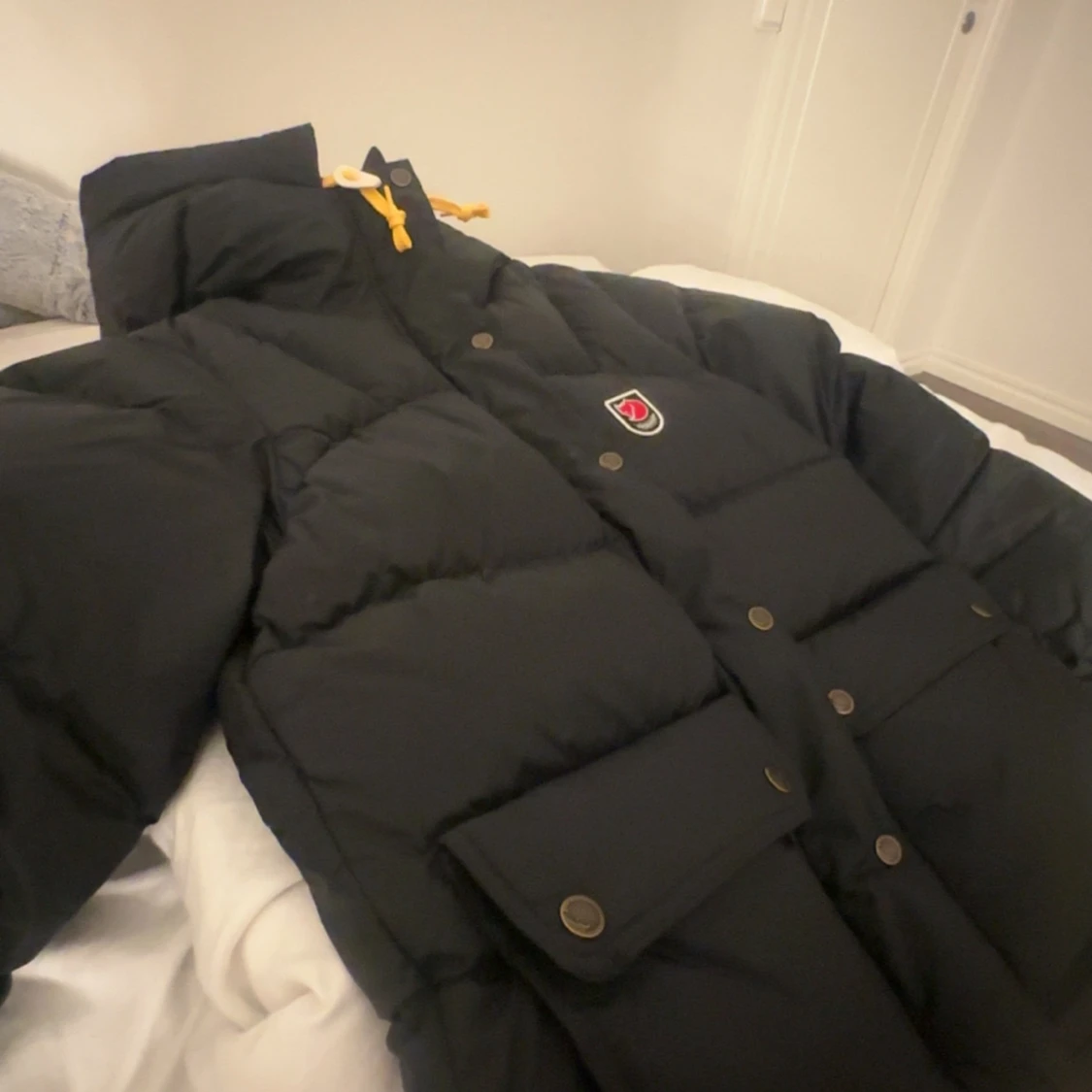 Svart dunjacka från Fjällräven