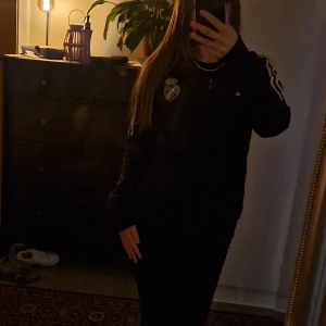 Mörkblå Adidas tröja med Real Madrid - Säljer en mörkblå Adidas tröja med Real Madrid. 