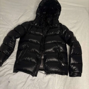 Moncler maya jacka  - Tjenare, jag säljer min moncler Maya i storlek 2/M. Ganska eftertraktad och stilren, 10/10 skick👏. Jag har haft den i ca 3 månader och har bara börjat använda den. Pris är inte hugget i sten 🪨 Skriv om ni har några funderingar🙏