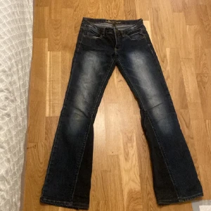 Mörkblå bootcut jeans - Säljer lowaist mörkblå bootcut jeans i bra skick!  