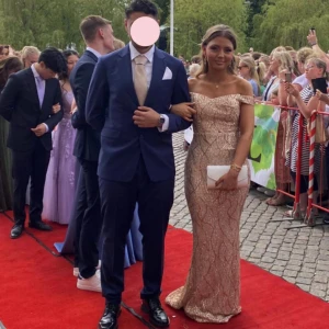  Balklänning/festklänning - Säljer min fina balklänning i storlek S!💗Insydd bh, dragkedja och släp. 