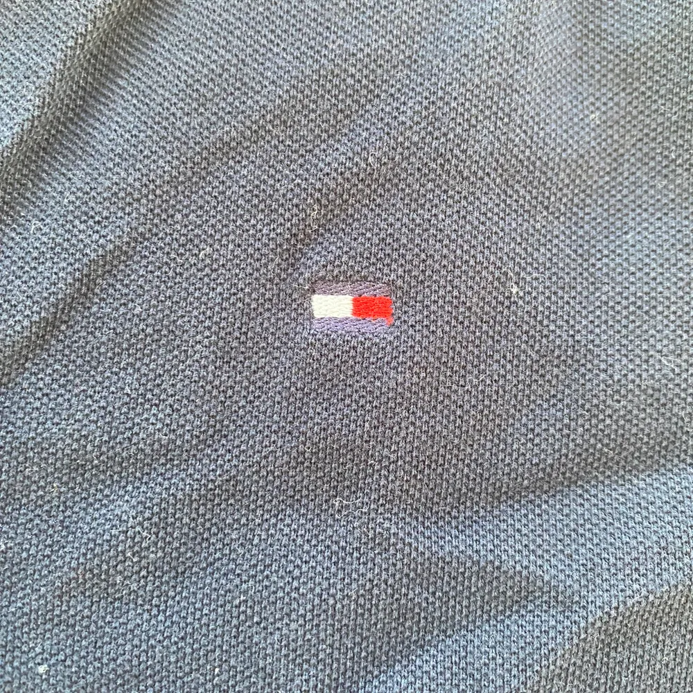 Säljer en snygg mörkblå pikétröja från Tommy Hilfiger i storlek 152. Tröjan har korta ärmar och en klassisk krage med knappar. Den är i bra skick och perfekt för både vardag och fest. Den lilla broderade loggan på bröstet ger en stilren touch. Passar perfekt till jeans eller chinos!. T-paidat.