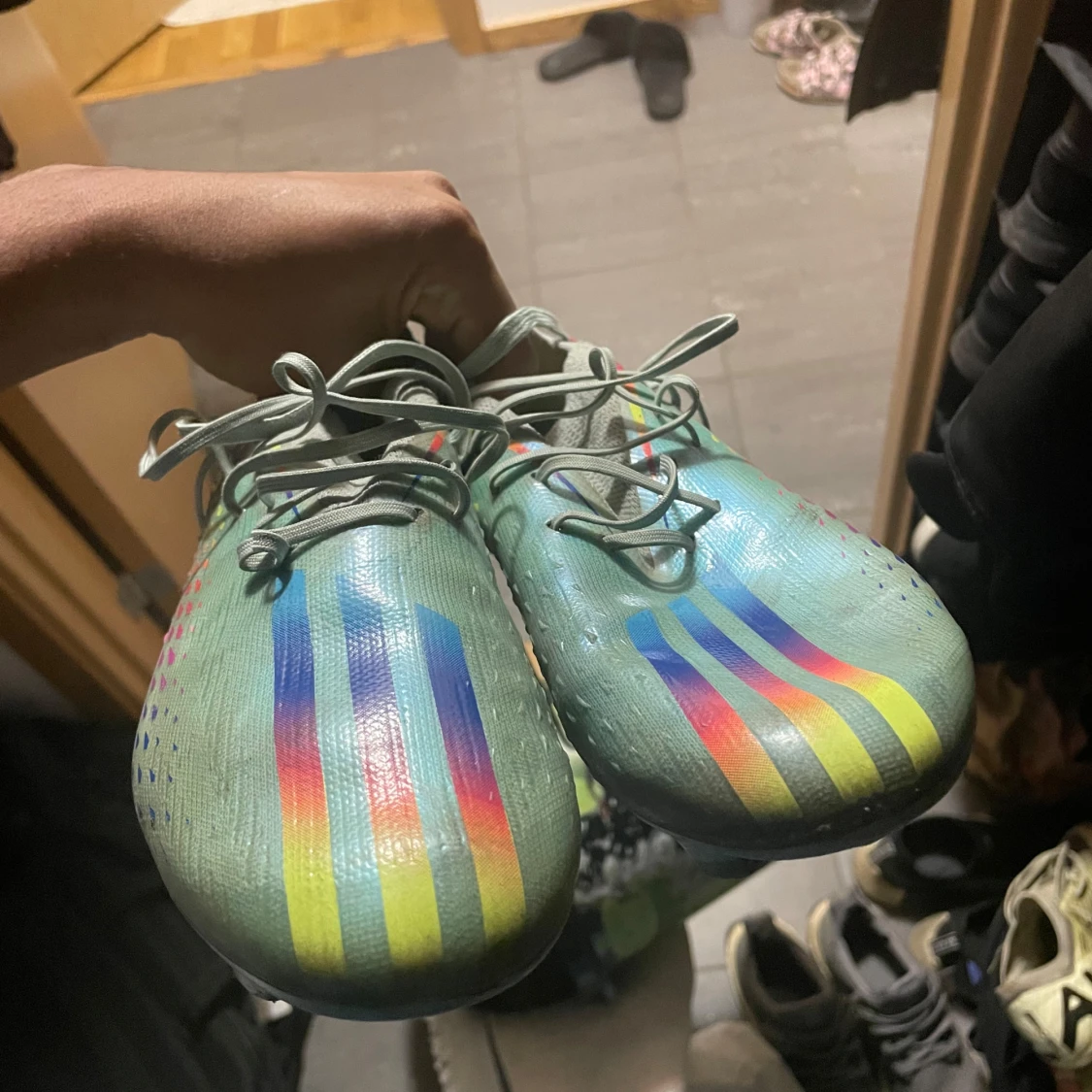 Färgglada fotbollsskor från Adidas - 90