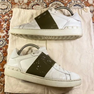 Valentino Open Skor - Hej! Säljer nu mina skor från märket Valentino , storlek 42, bra skick dustbag ingår, tveka inte på att höra av dig om du har frågor eller funderingar kring skorna!