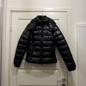 Nikki Puffer Jacket  - Puffer jacket från Lager 157 som är helt slutsåld! Endast testad🩷
