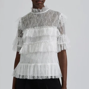 Vit spetsblus med volanger💓💓💓 - Säljer en elegant vit spetsblus med volanger. Blusen har korta ärmar och en hög hals, perfekt för en stilren look. Den är genomskinlig och har flera lager av volanger som ger en romantisk känsla. Passar utmärkt till både fest och vardag💓💓varan är i nyskick och har bara använts 1 gång!💓💓👩‍❤️‍💋‍👩👩‍❤️‍💋‍👩ursprungliga priset är 1800kr!