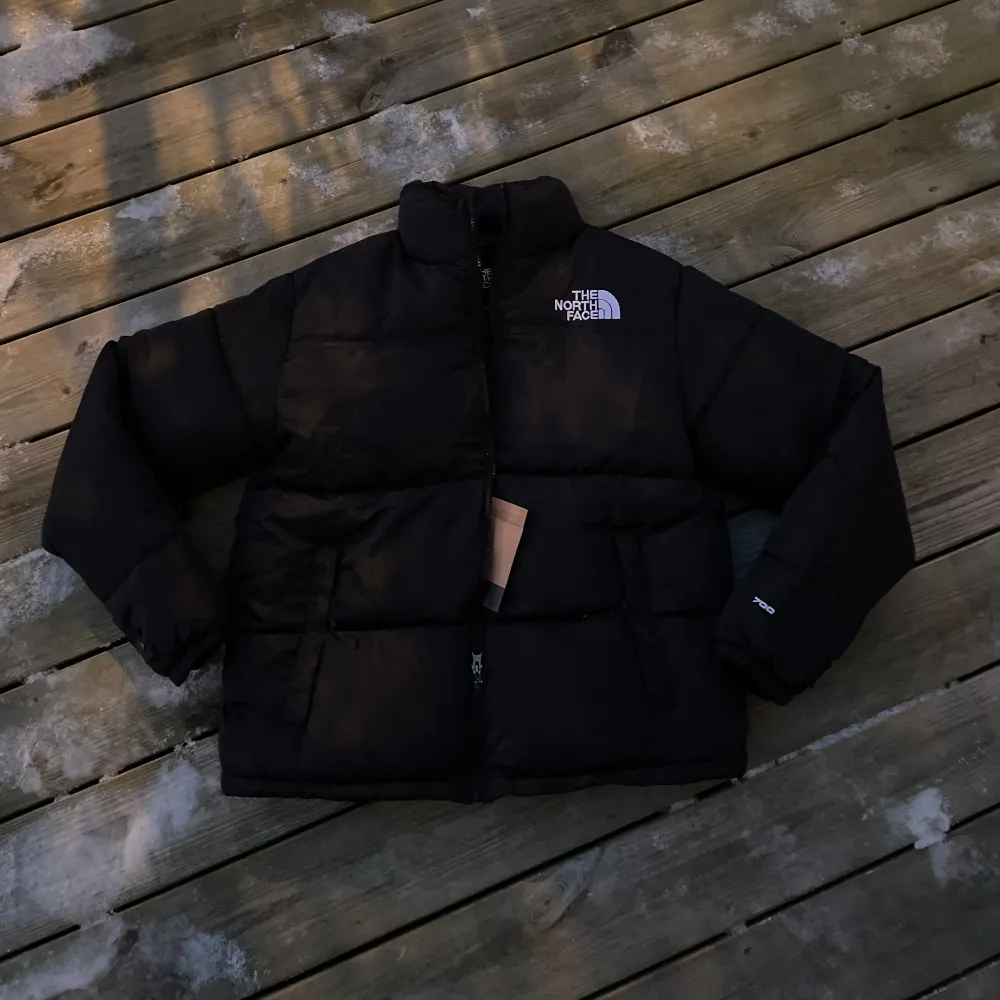 Tja! Säljer denna helt nya north face jackan, med etikett! Storleken är M vilket motsvarar 175-185. Färgen är helsvart och mitt pris är 999kr men kan såklart diskuteras! Vid frågor är det bara att höra av sig!. Jackor.