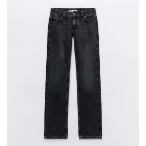 Lågmidjade jeans från Zara - Säljer jeansen som jag köpte i maj, då jag inte dyker att de sitter nå smickrande eller bra på mig. Blivit lite slitna längst ner då jeansen är för långa, är 163 för referens.
