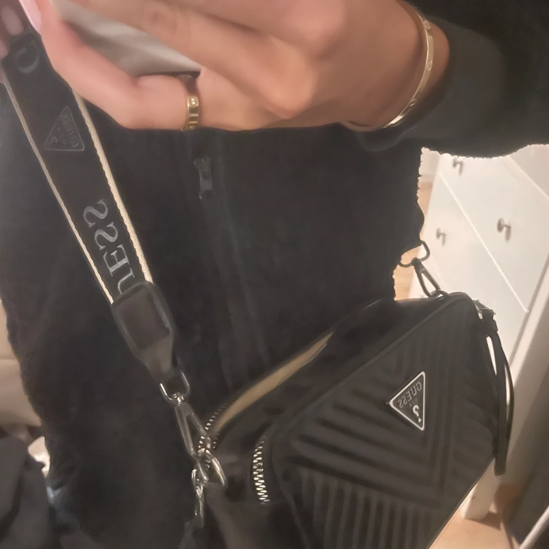 Svart quiltad axelväska från Guess - 91