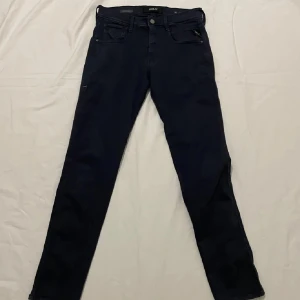 Replay Hyperflex - Säljer ett par Svarta Replay Hyperflex | W28 L30 | 9/10 skick | Pris 499kr | Hör av dig vid minsta fundering 🙌