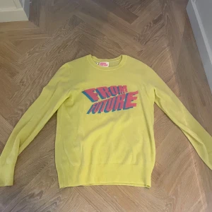 Gul tröja från From Future - Säljer en supercool gul tröja från From Future med ett färgglatt tryck på framsidan. Tröjan är i ett mjukt material och har långa ärmar. Perfekt för att liva upp garderoben med lite färg! 💛
