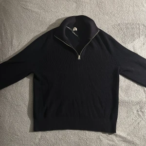 Ziptröja arket - Ziptröja i bommull och ull från Arket i otroligt bra skick, knappt använd orginal pros cirka 1000 kr