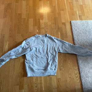 Säljer min gråa sweatshirt från uniqlo som är i storlek S. Säljer den för att jag inte använder den längre. Den är väldigt skön och nypris är 500kr