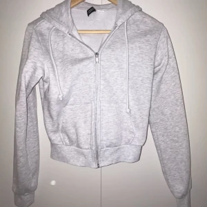 Grå hoodie med dragkedja - Kroppad grå hoodie med dragkedja🩶