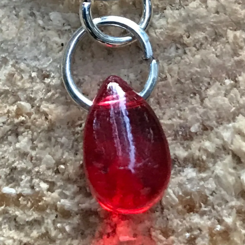 Vacker Phone/väska/kamera-charm som är gjord av röda glaspärlor och silveromfattning🩸❤️💍. Accessoarer.