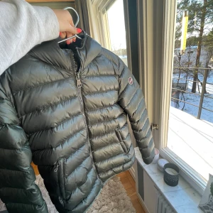 🌿🌿🌿Grön dunjacka från Colmer🌿🌿🌿🌿 - Säljer en snygg grön dunjacka från Colmer  i mycket bra skick. Jackan har en dragkedja framtill och är perfekt för kalla dagar. Den är långärmad och har en normal passform. Perfekt för både höst och vinter!💓😍kom privat för frågor om passform, pris osv😻😻ursprungliga pris: 4000